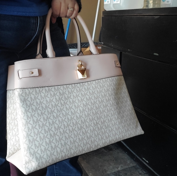Michael Kors pink handbag - Picture 4 of 7